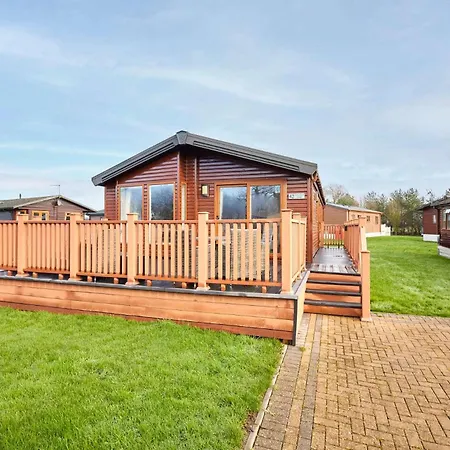 Chalet Little Gem With Hot Tub *