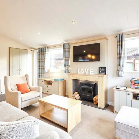 Little Gem With Hot Tub Chalet Malton