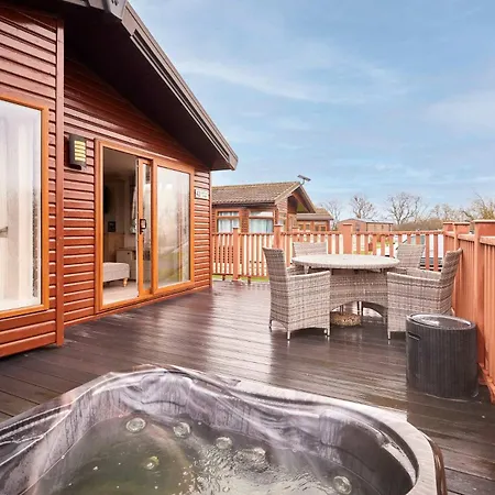 Little Gem With Hot Tub *