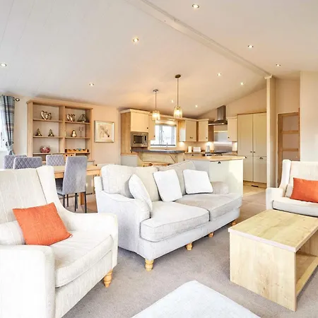 Chalet Little Gem With Hot Tub Malton