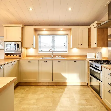 Chalet Little Gem With Hot Tub