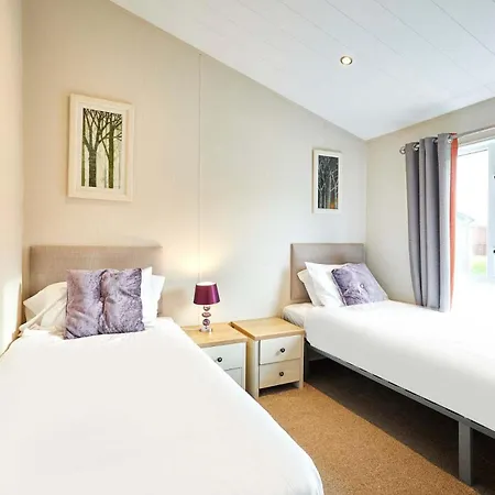 Chalet Little Gem With Hot Tub Malton