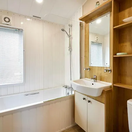 Chalet Little Gem With Hot Tub Malton